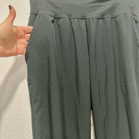 Under Armour Black Track Pants with Tapered Fit small - Picture 6 of 6